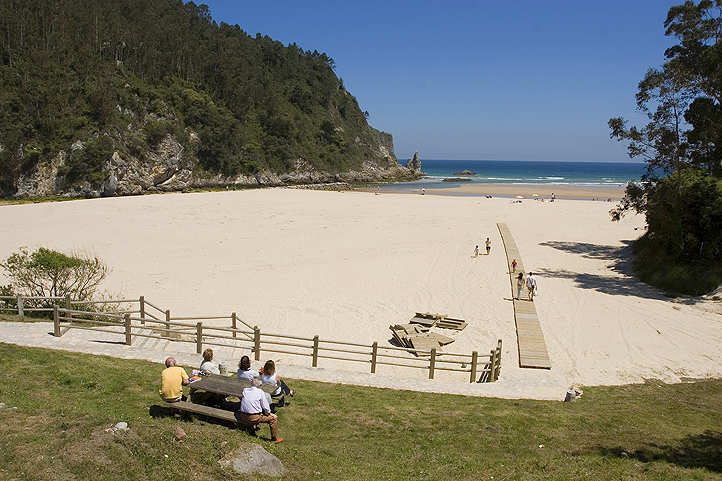 La playa de La Franca está a 5 km.